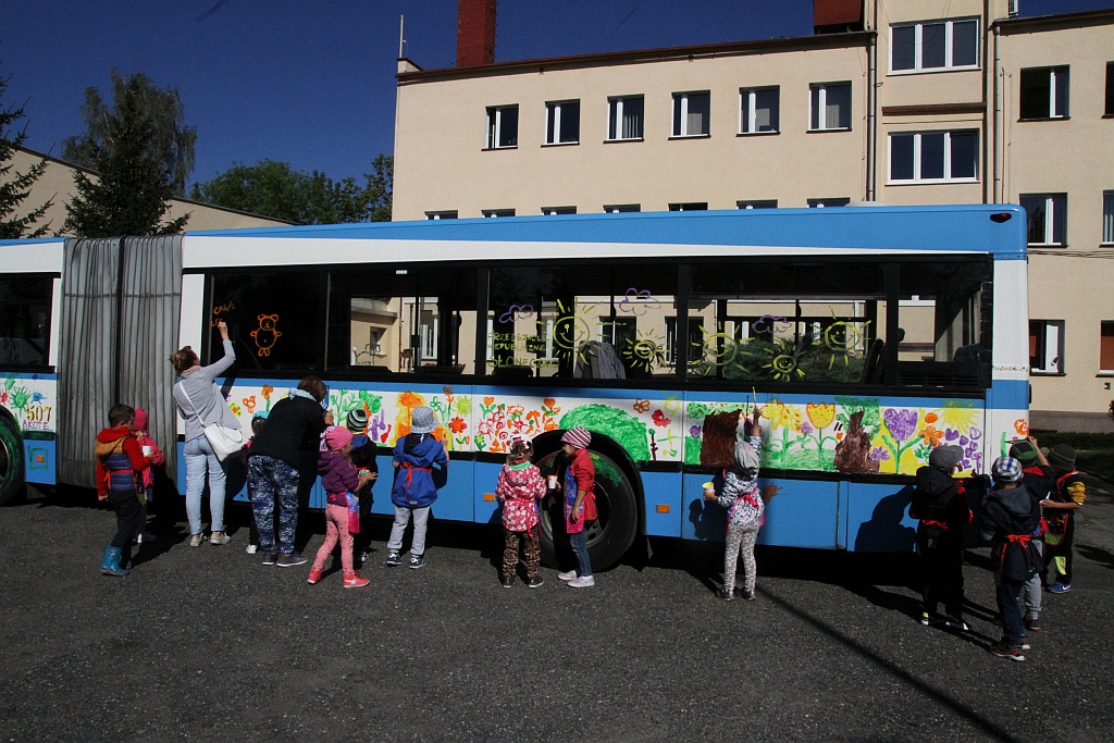 Przedszkolaki malowały autobus MPK w Dniu bez Samochodu