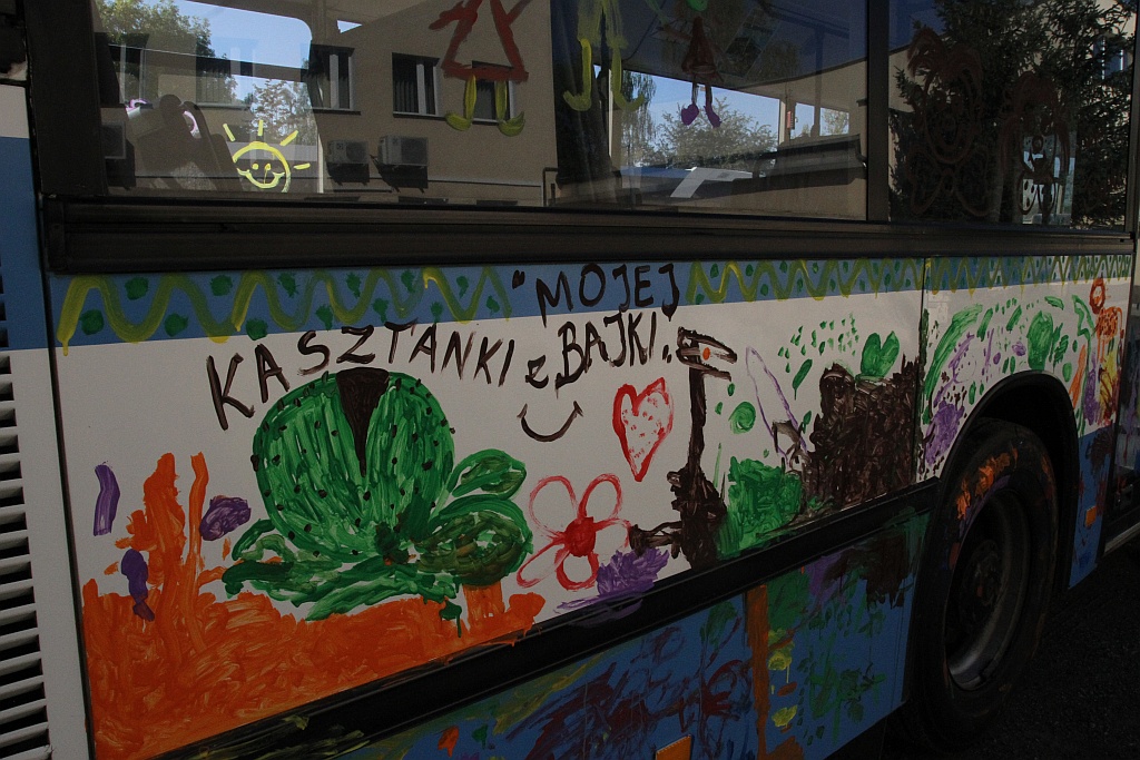 Przedszkolaki malowały autobus MPK w Dniu bez Samochodu