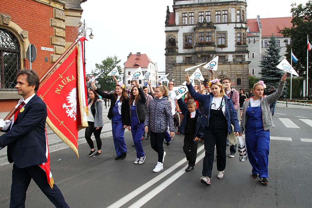 Kilkuset absolwentów świętuje 50-Lecie Zespołu Szkół Budowlanych