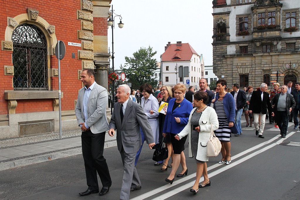 Kilkuset absolwentów świętuje 50-Lecie Zespołu Szkół Budowlanych