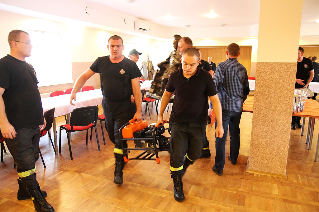 Ochotnicza Straż Pożarna w Rzeszotarach otrzymała nowy sprzęt