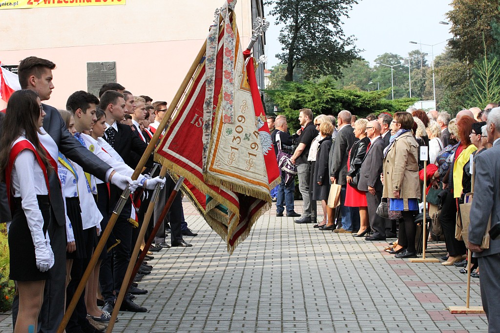 Kilkuset absolwentów świętuje 50-Lecie Zespołu Szkół Budowlanych