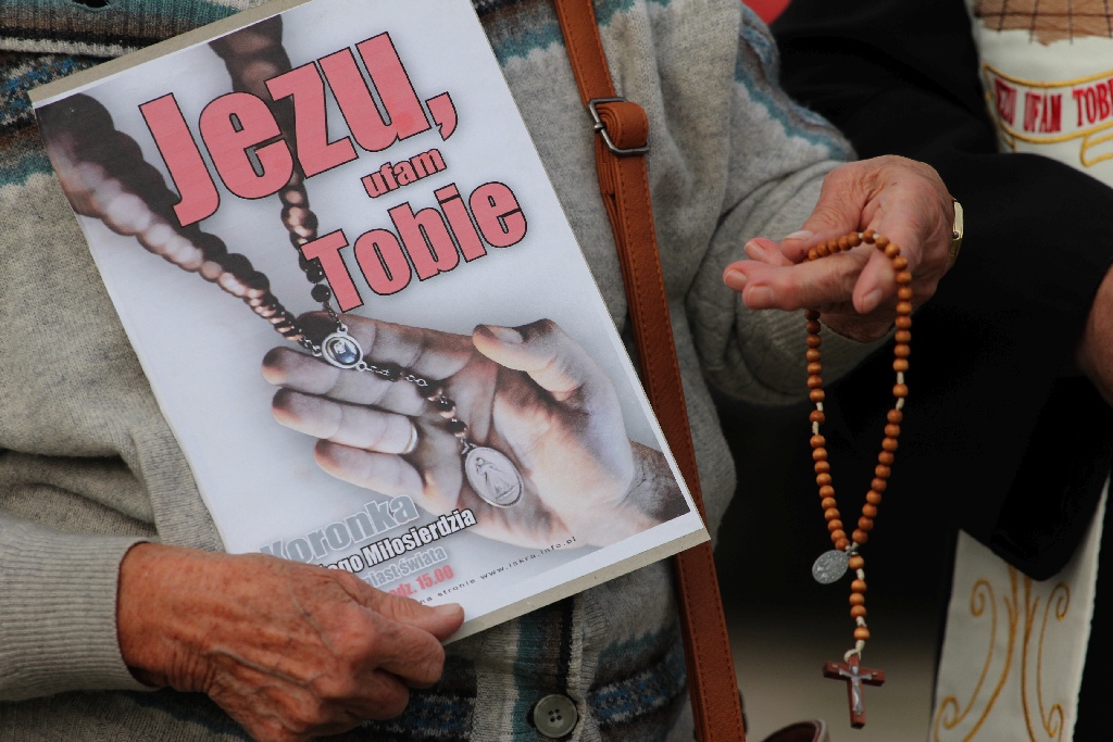 Publicznie odmówili Koronkę do Miłosierdzia Bożego
