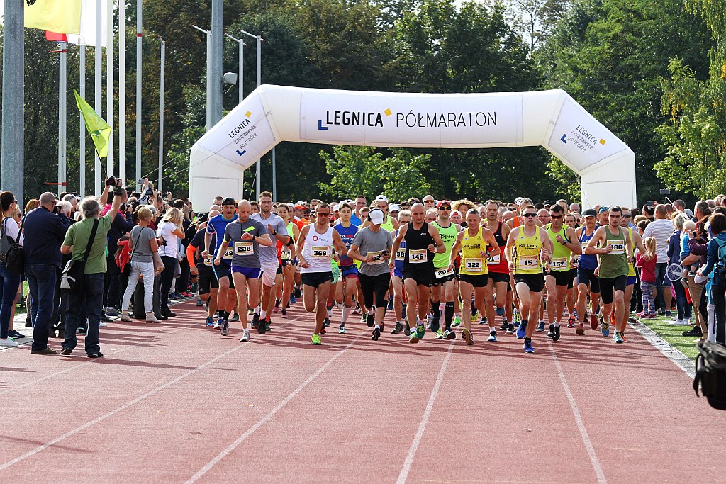 Ponad 400 biegaczy wystartowało w Legnickim Półmaratonie (1)