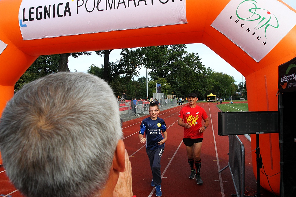 Ponad 400 biegaczy wystartowało w Legnickim Półmaratonie (1)
