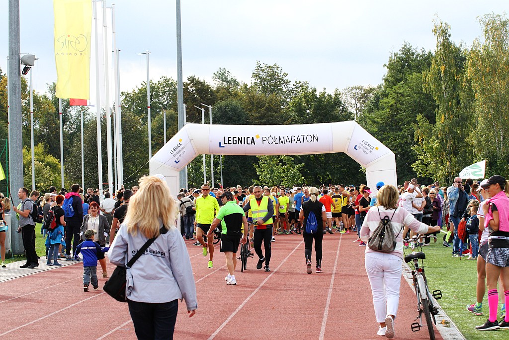 Ponad 400 biegaczy wystartowało w Legnickim Półmaratonie (1)