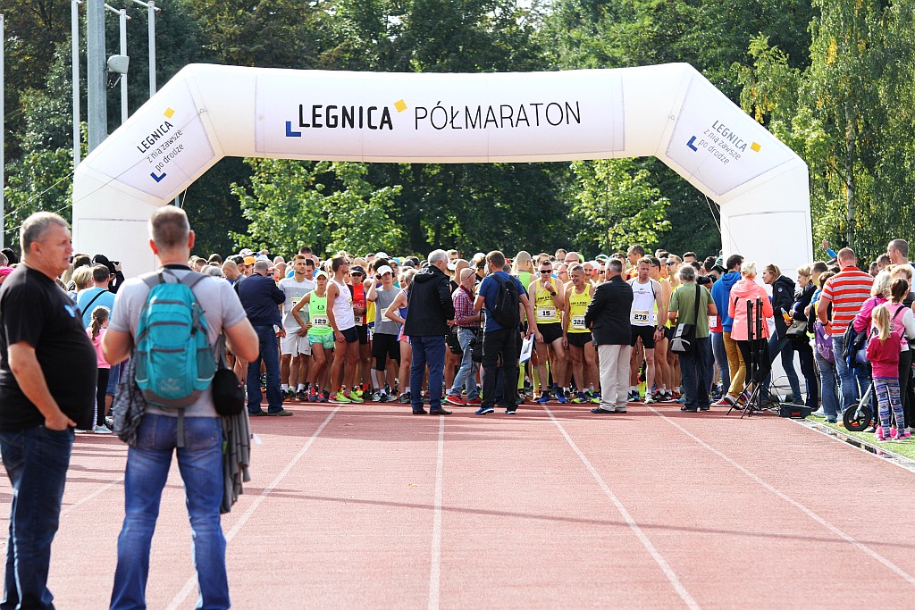 Ponad 400 biegaczy wystartowało w Legnickim Półmaratonie (1)