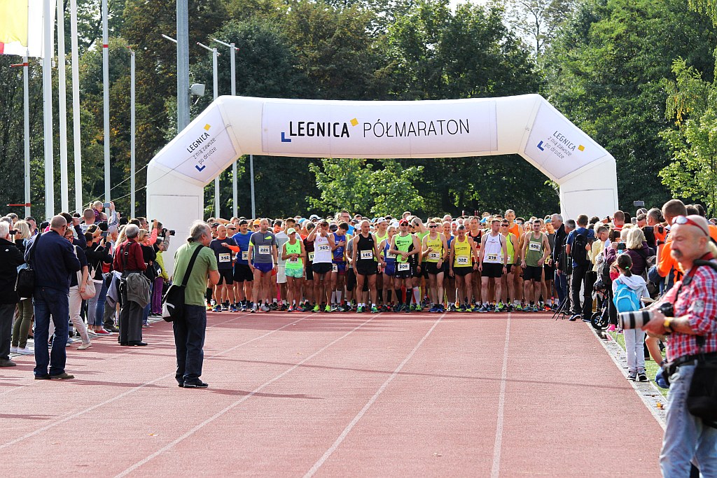 Ponad 400 biegaczy wystartowało w Legnickim Półmaratonie (1)