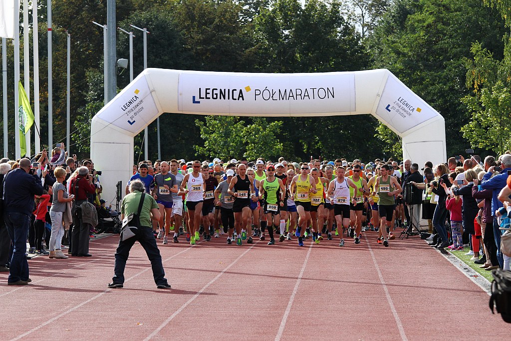 Ponad 400 biegaczy wystartowało w Legnickim Półmaratonie (1)