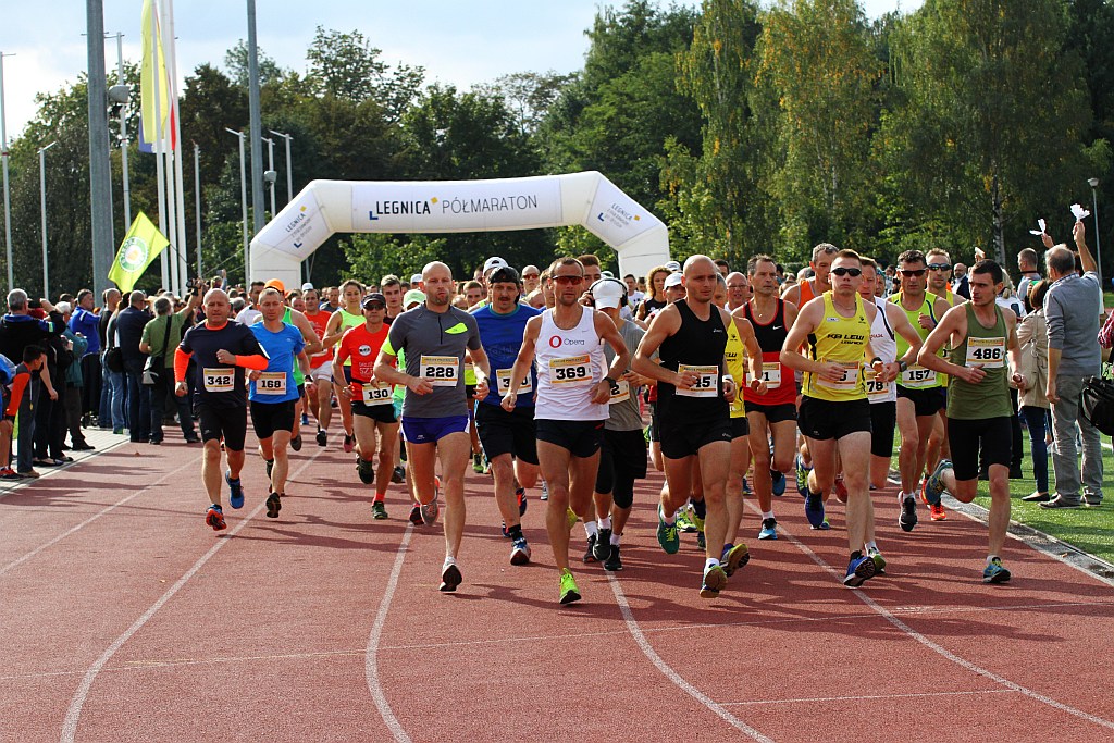 Ponad 400 biegaczy wystartowało w Legnickim Półmaratonie (1)