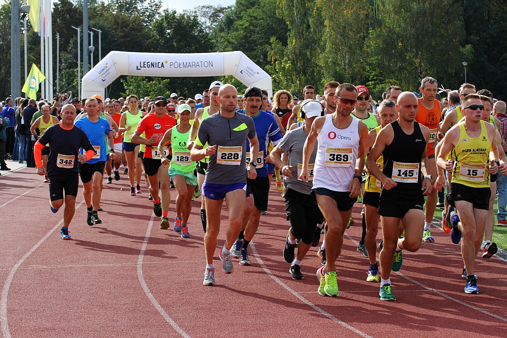 Ponad 400 biegaczy wystartowało w Legnickim Półmaratonie (1)