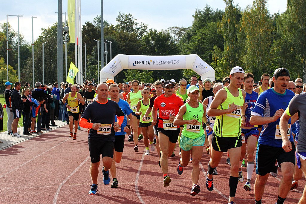 Ponad 400 biegaczy wystartowało w Legnickim Półmaratonie (1)