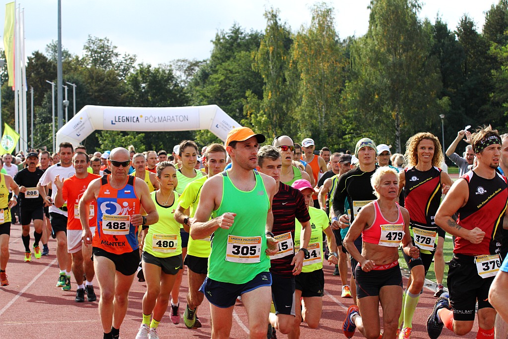 Ponad 400 biegaczy wystartowało w Legnickim Półmaratonie (1)