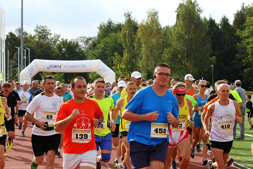 Ponad 400 biegaczy wystartowało w Legnickim Półmaratonie (1)