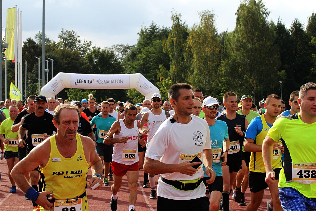 Ponad 400 biegaczy wystartowało w Legnickim Półmaratonie (1)