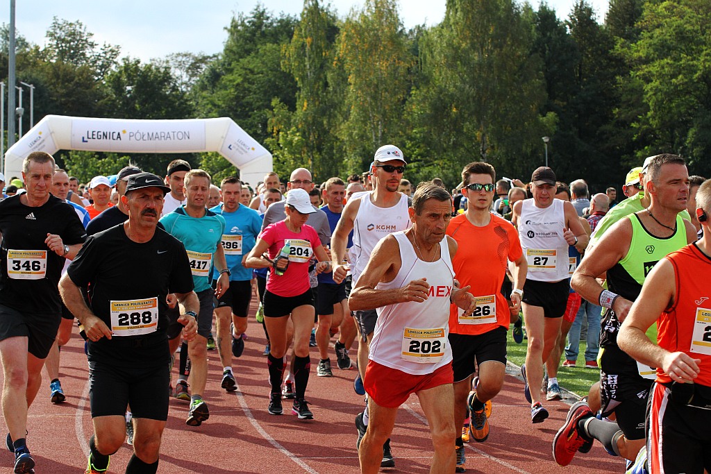 Ponad 400 biegaczy wystartowało w Legnickim Półmaratonie (1)