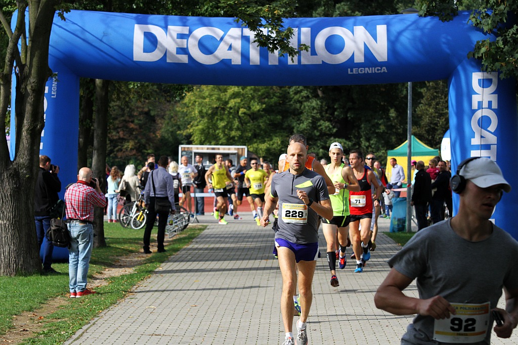 Ponad 400 biegaczy wystartowało w Legnickim Półmaratonie (1)