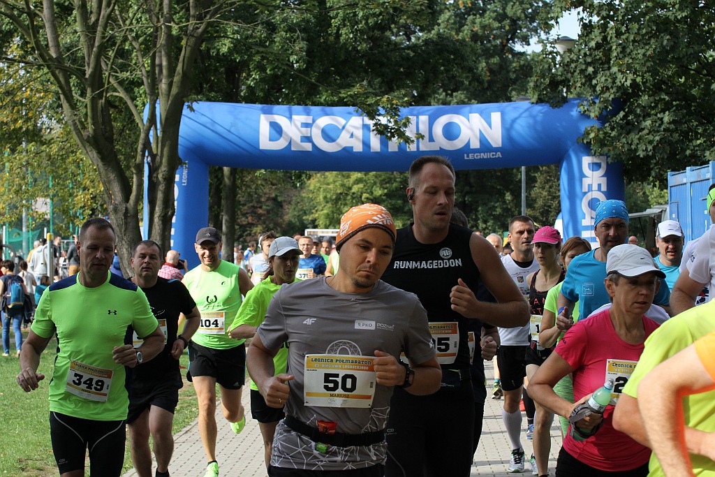 Ponad 400 biegaczy wystartowało w Legnickim Półmaratonie (1)
