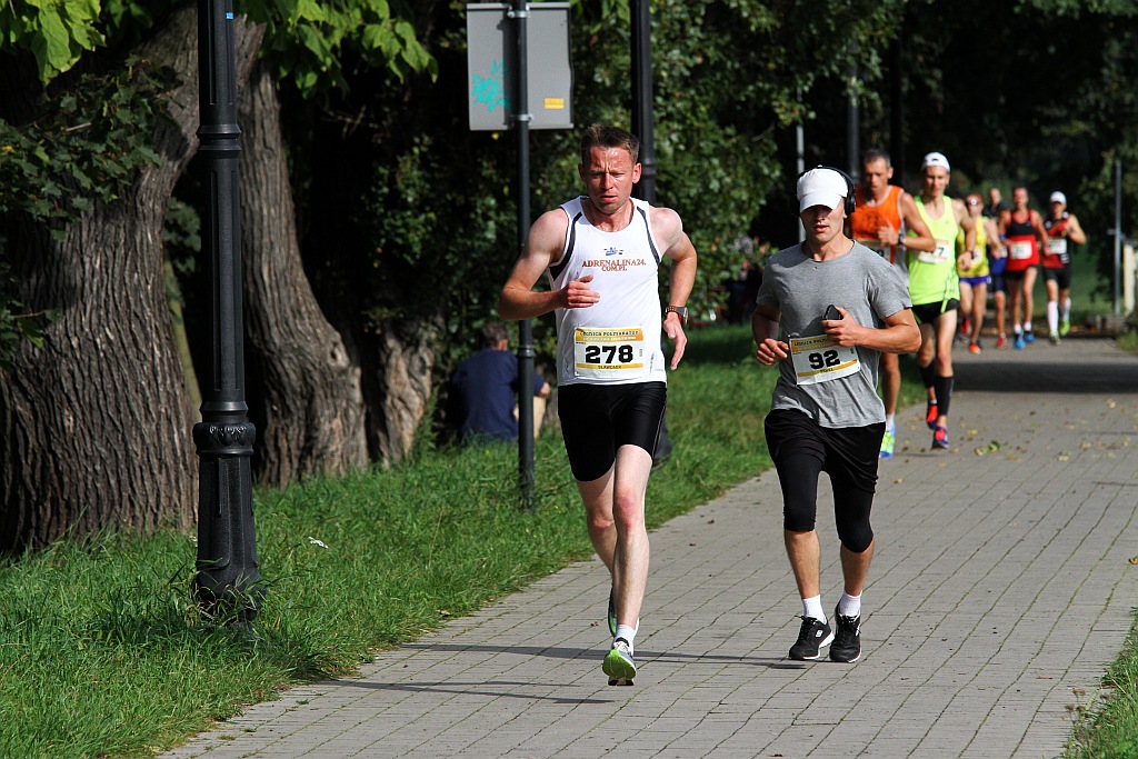 Ponad 400 biegaczy wystartowało w Legnickim Półmaratonie (1)