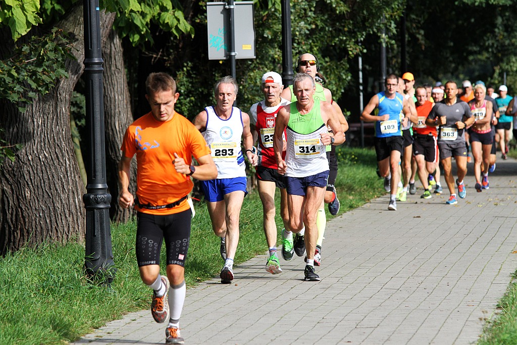 Ponad 400 biegaczy wystartowało w Legnickim Półmaratonie (1)