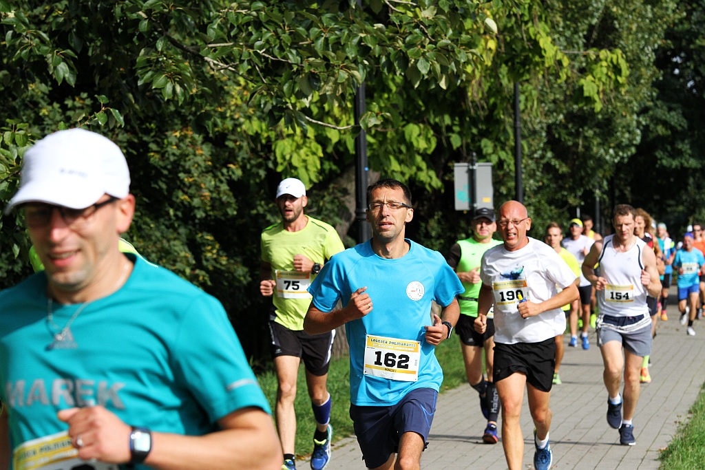 Ponad 400 biegaczy wystartowało w Legnickim Półmaratonie (1)