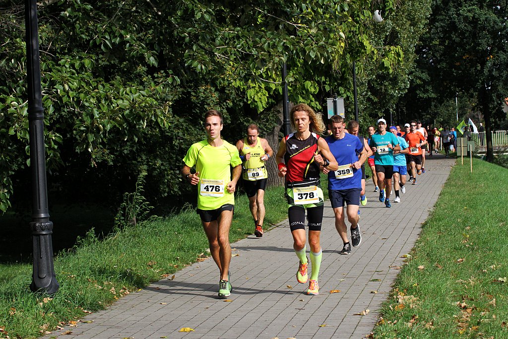Ponad 400 biegaczy wystartowało w Legnickim Półmaratonie (1)