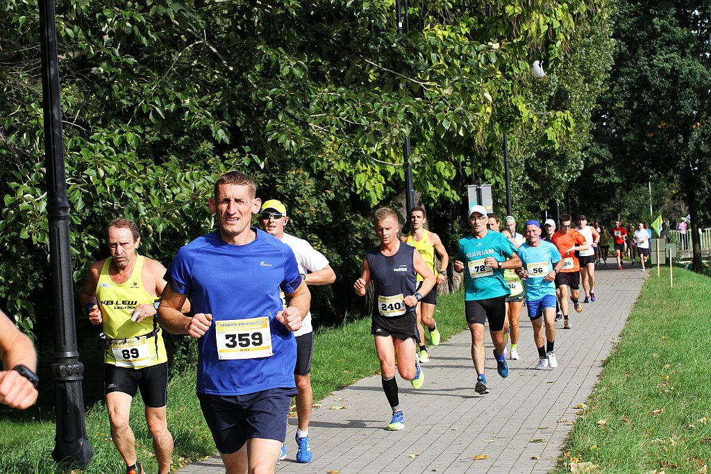 Ponad 400 biegaczy wystartowało w Legnickim Półmaratonie (1)