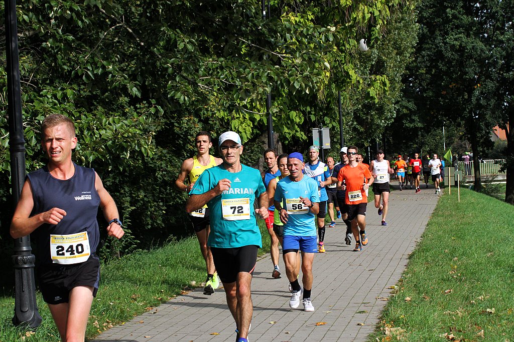 Ponad 400 biegaczy wystartowało w Legnickim Półmaratonie (1)