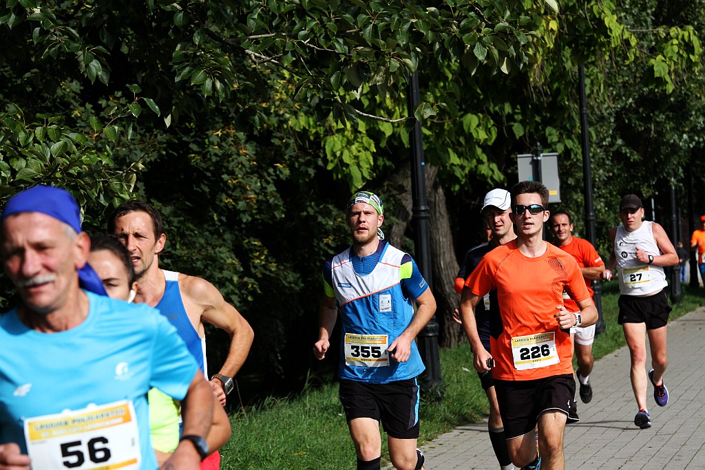 Ponad 400 biegaczy wystartowało w Legnickim Półmaratonie (1)