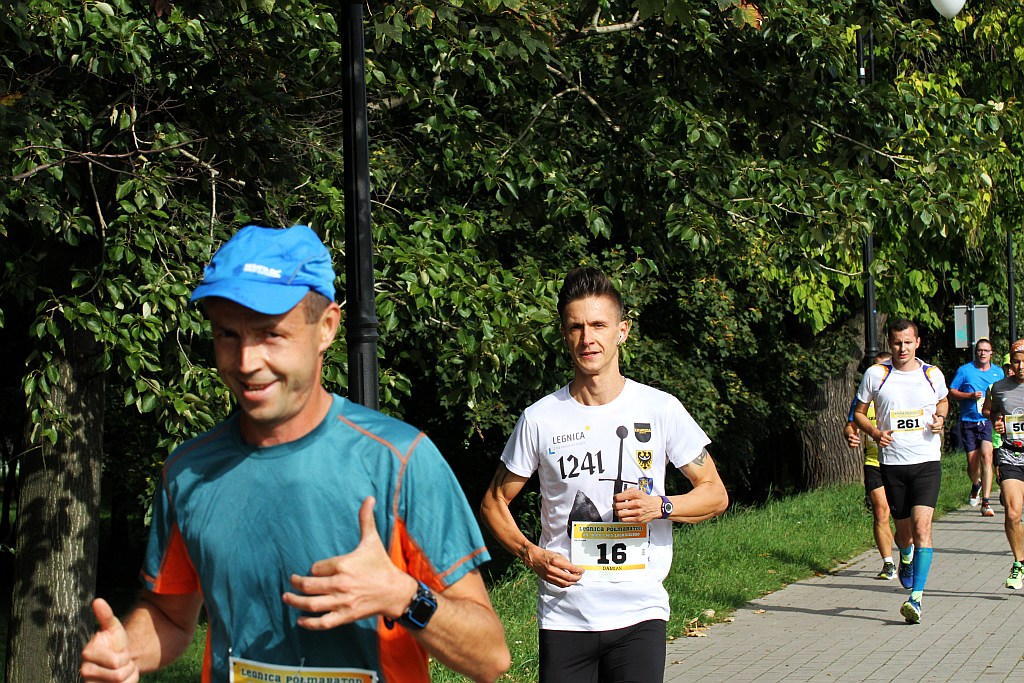 Ponad 400 biegaczy wystartowało w Legnickim Półmaratonie (1)