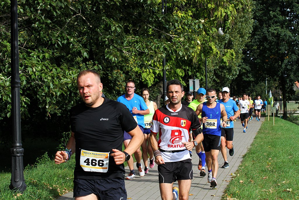 Ponad 400 biegaczy wystartowało w Legnickim Półmaratonie (1)