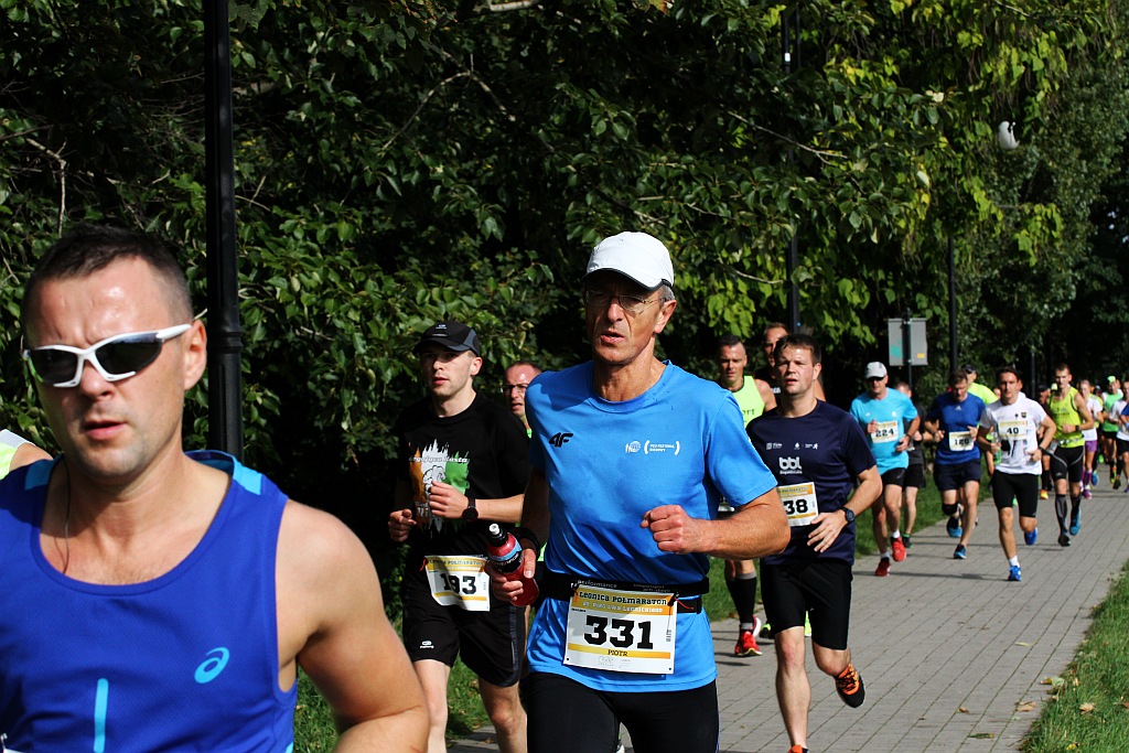 Ponad 400 biegaczy wystartowało w Legnickim Półmaratonie (1)