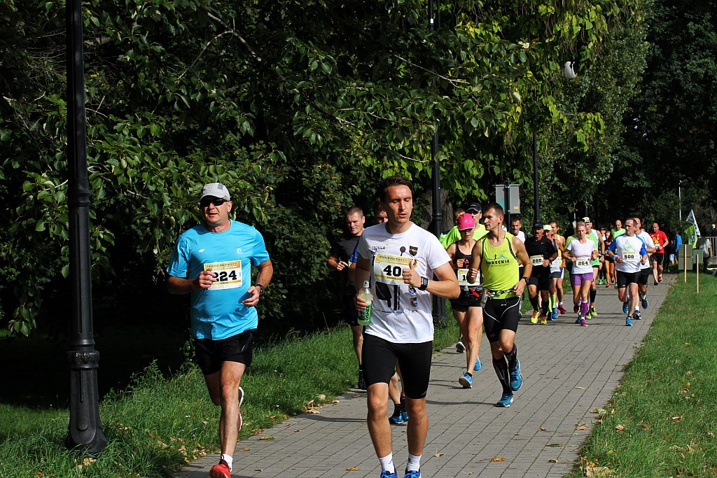 Ponad 400 biegaczy wystartowało w Legnickim Półmaratonie (1)