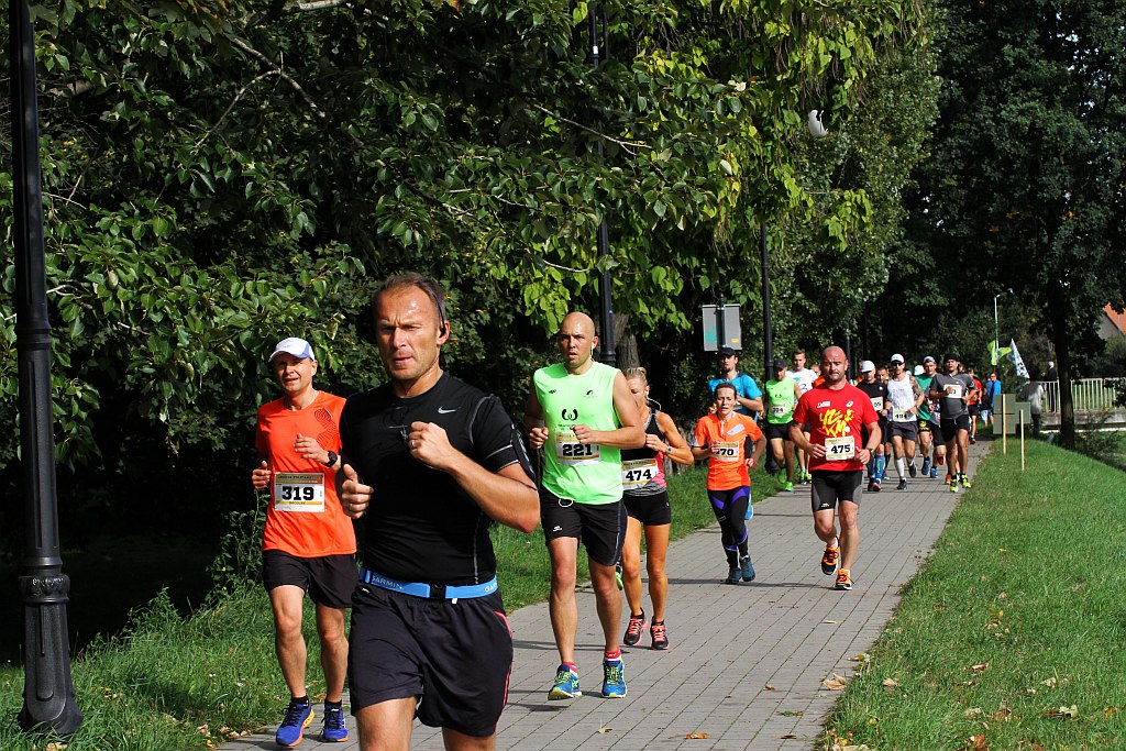 Ponad 400 biegaczy wystartowało w Legnickim Półmaratonie (1)