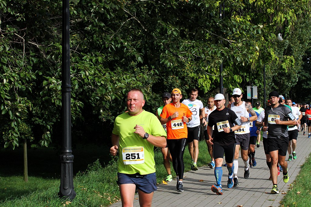 Ponad 400 biegaczy wystartowało w Legnickim Półmaratonie (1)