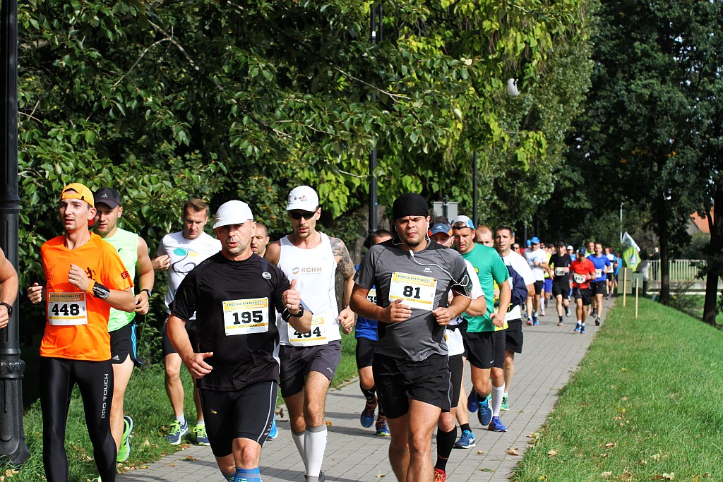 Ponad 400 biegaczy wystartowało w Legnickim Półmaratonie (1)