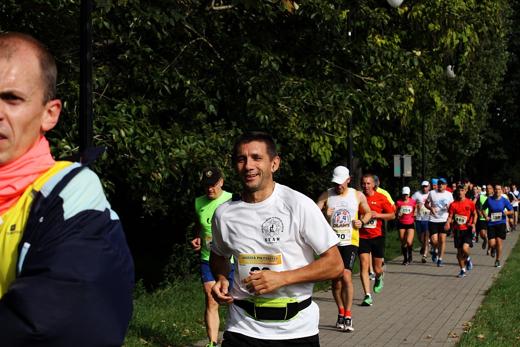 Ponad 400 biegaczy wystartowało w Legnickim Półmaratonie (1)