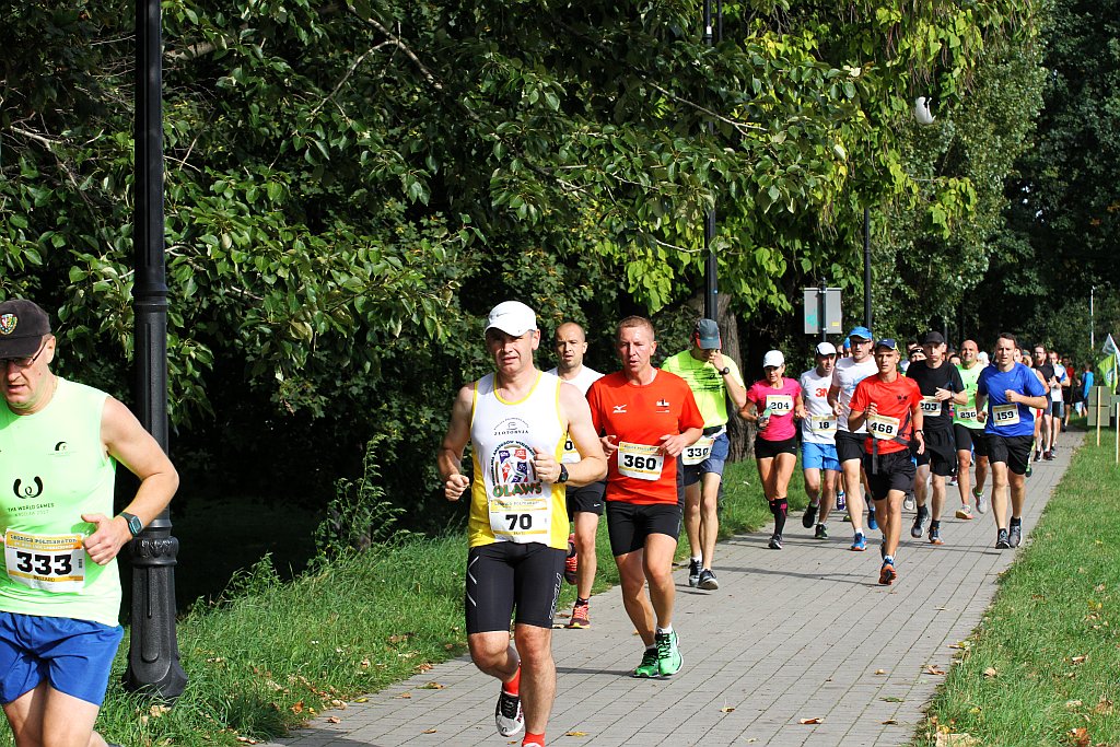 Ponad 400 biegaczy wystartowało w Legnickim Półmaratonie (1)