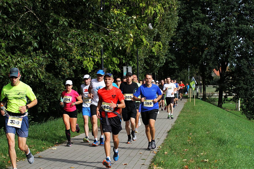 Ponad 400 biegaczy wystartowało w Legnickim Półmaratonie (1)