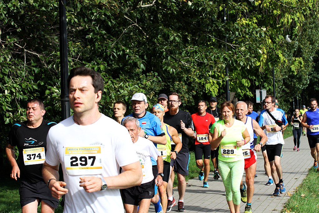 Ponad 400 biegaczy wystartowało w Legnickim Półmaratonie (1)