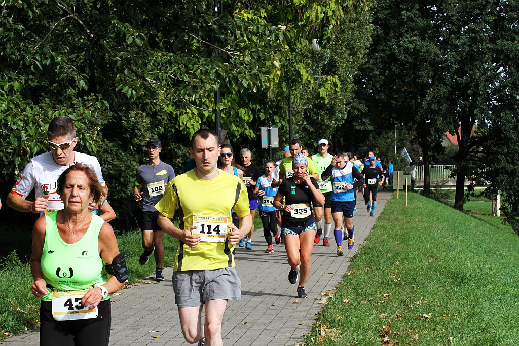 Ponad 400 biegaczy wystartowało w Legnickim Półmaratonie (1)