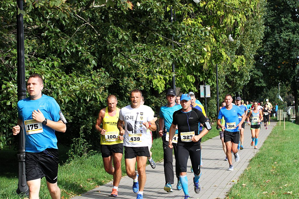 Ponad 400 biegaczy wystartowało w Legnickim Półmaratonie (1)