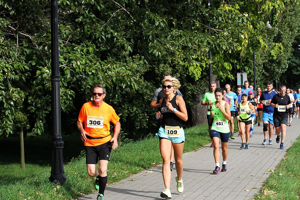 Ponad 400 biegaczy wystartowało w Legnickim Półmaratonie (1)