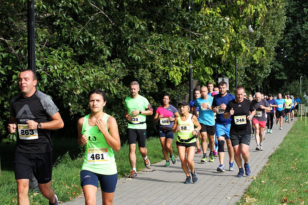 Ponad 400 biegaczy wystartowało w Legnickim Półmaratonie (1)