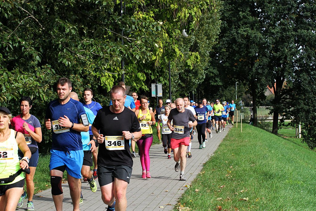 Ponad 400 biegaczy wystartowało w Legnickim Półmaratonie (1)
