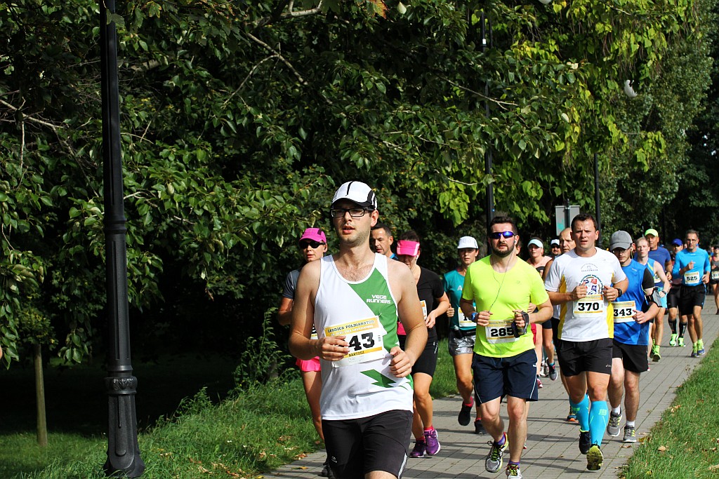 Ponad 400 biegaczy wystartowało w Legnickim Półmaratonie (1)