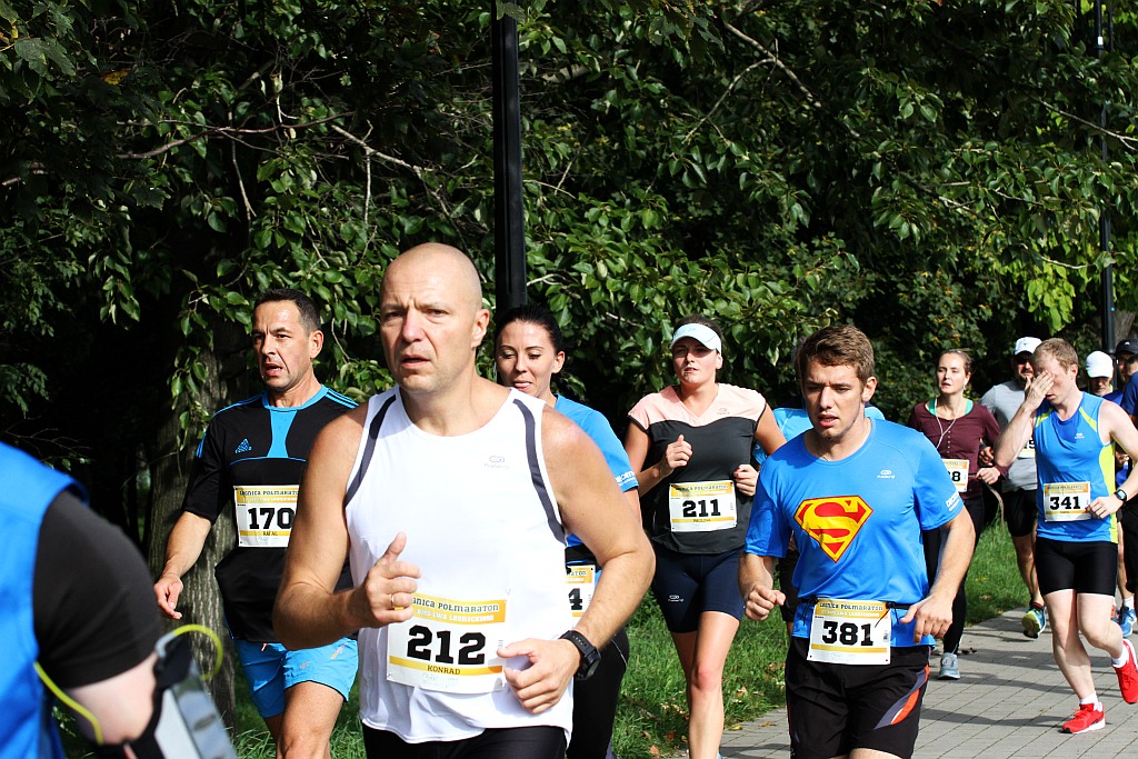 Ponad 400 biegaczy wystartowało w Legnickim Półmaratonie (1)