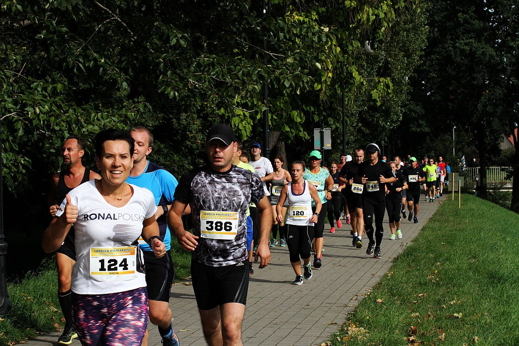 Ponad 400 biegaczy wystartowało w Legnickim Półmaratonie (1)