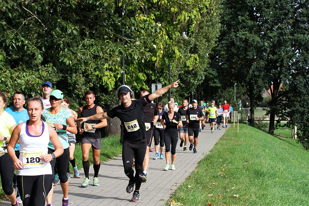 Ponad 400 biegaczy wystartowało w Legnickim Półmaratonie (1)