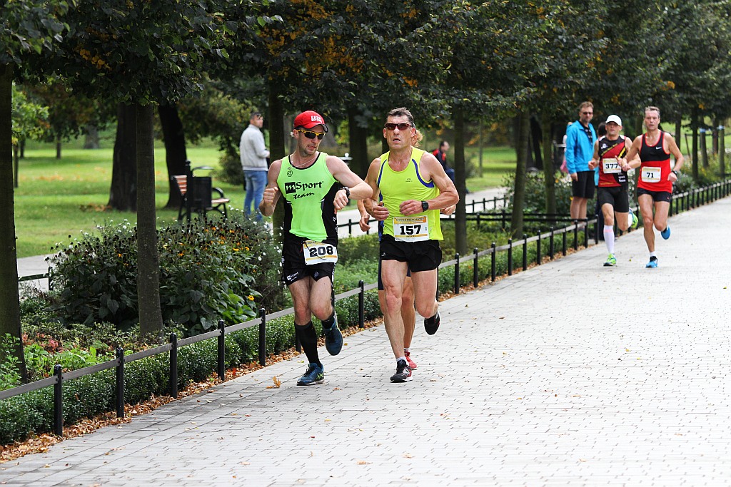 Ponad 400 biegaczy wystartowało w Legnickim Półmaratonie (1)